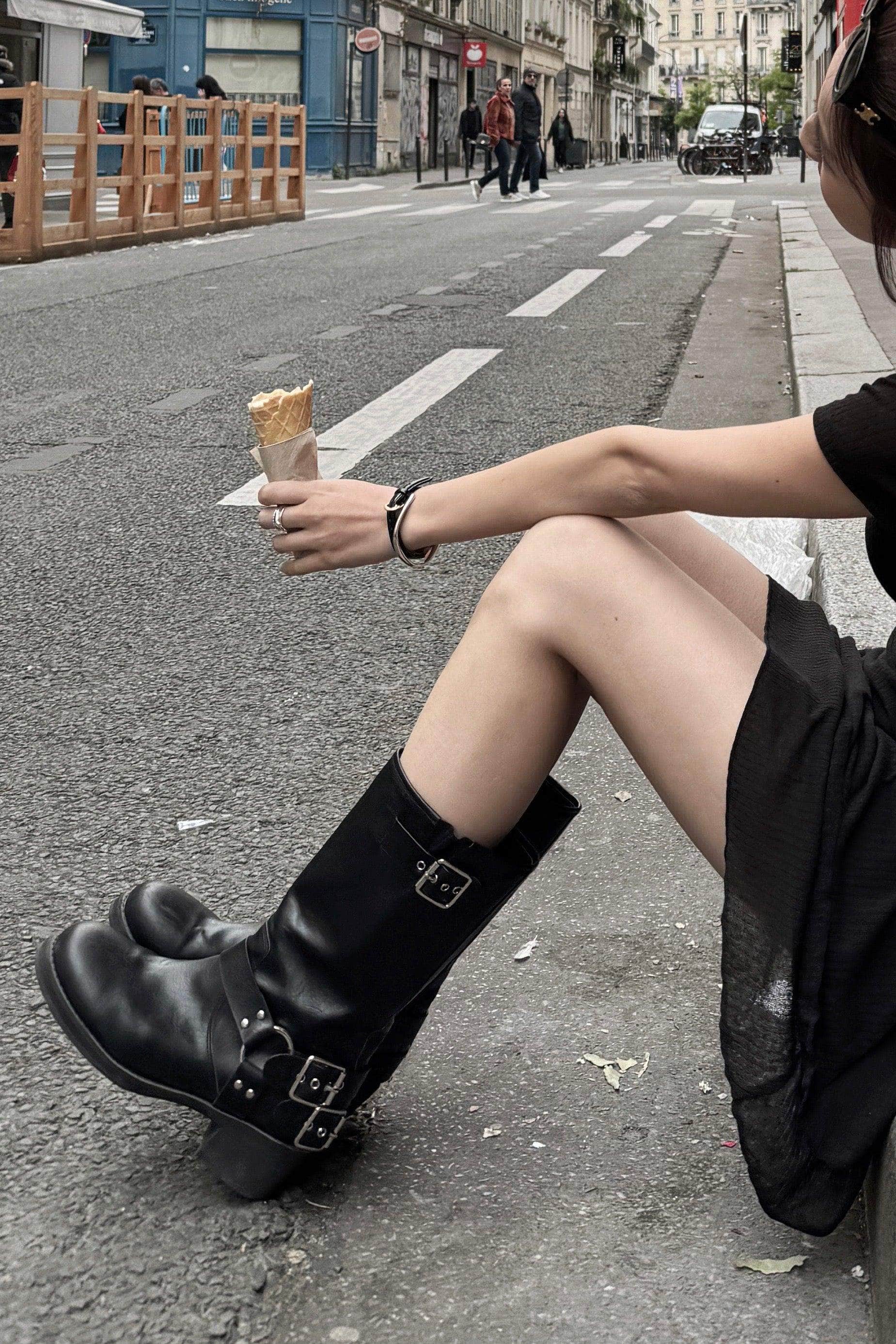 【MAY🫧】夏天亦可穿出高級感🖤Vintage-Look 銀扣皮Boots - UCLOPIA HK