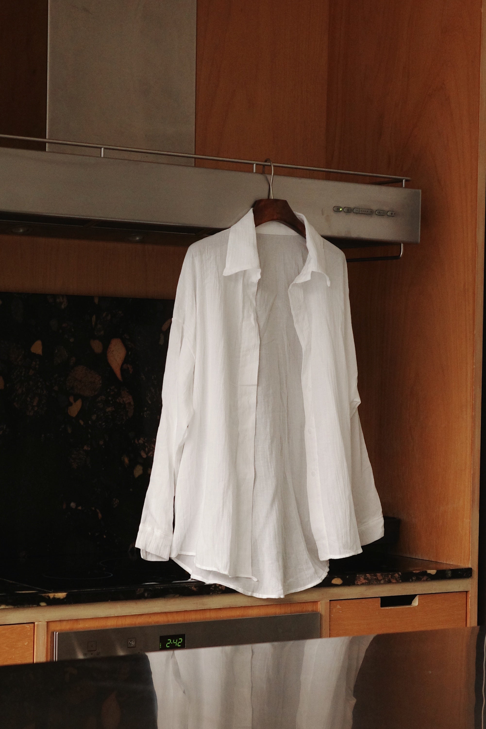 【泰國早鳥連線🇹🇭】#12 隨性微透膚白色薄襯衫