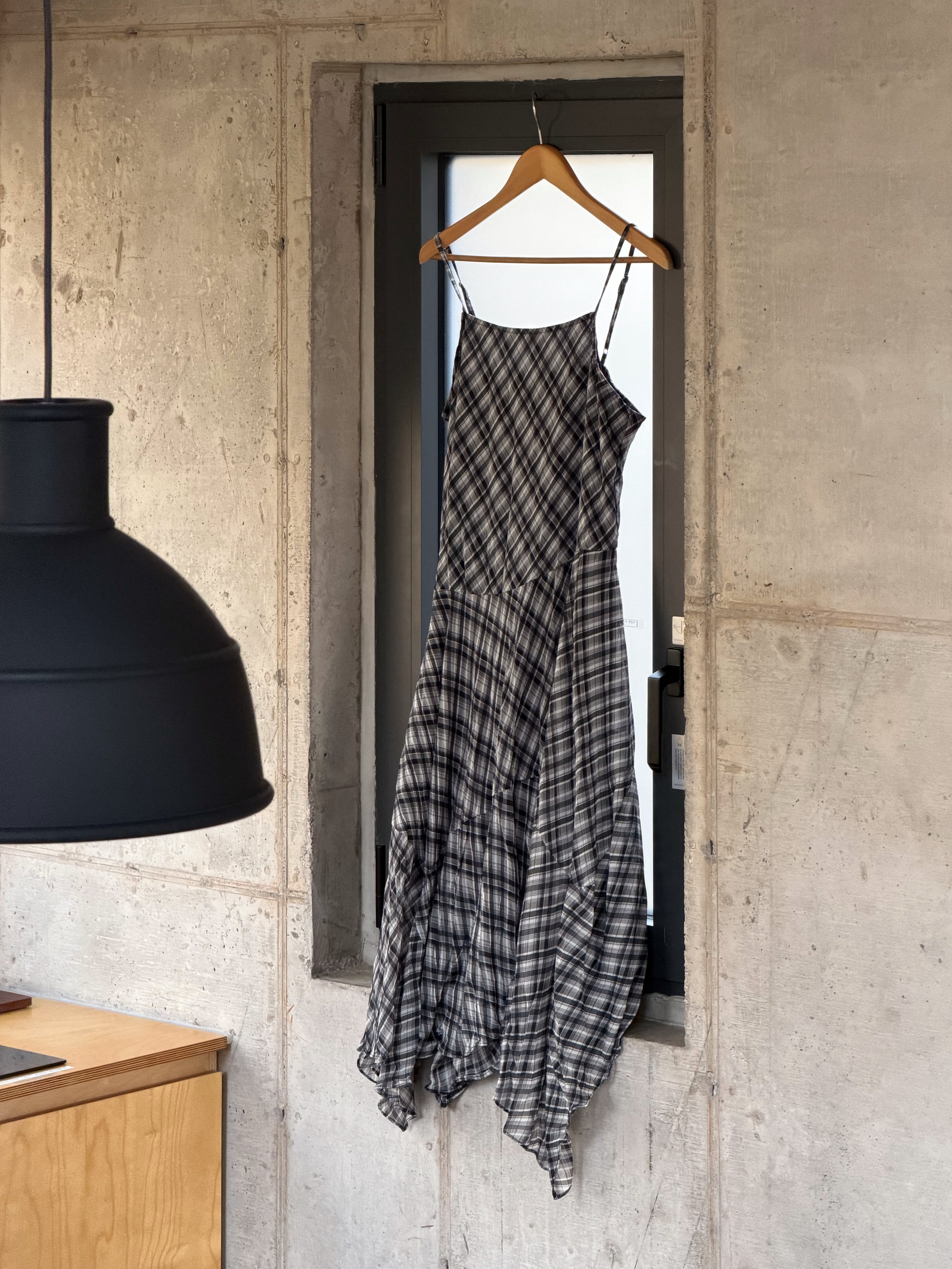 【春日韓國連線🇰🇷🌸】疊穿必備!黑白格雪紡層次飄逸吊帶長裙