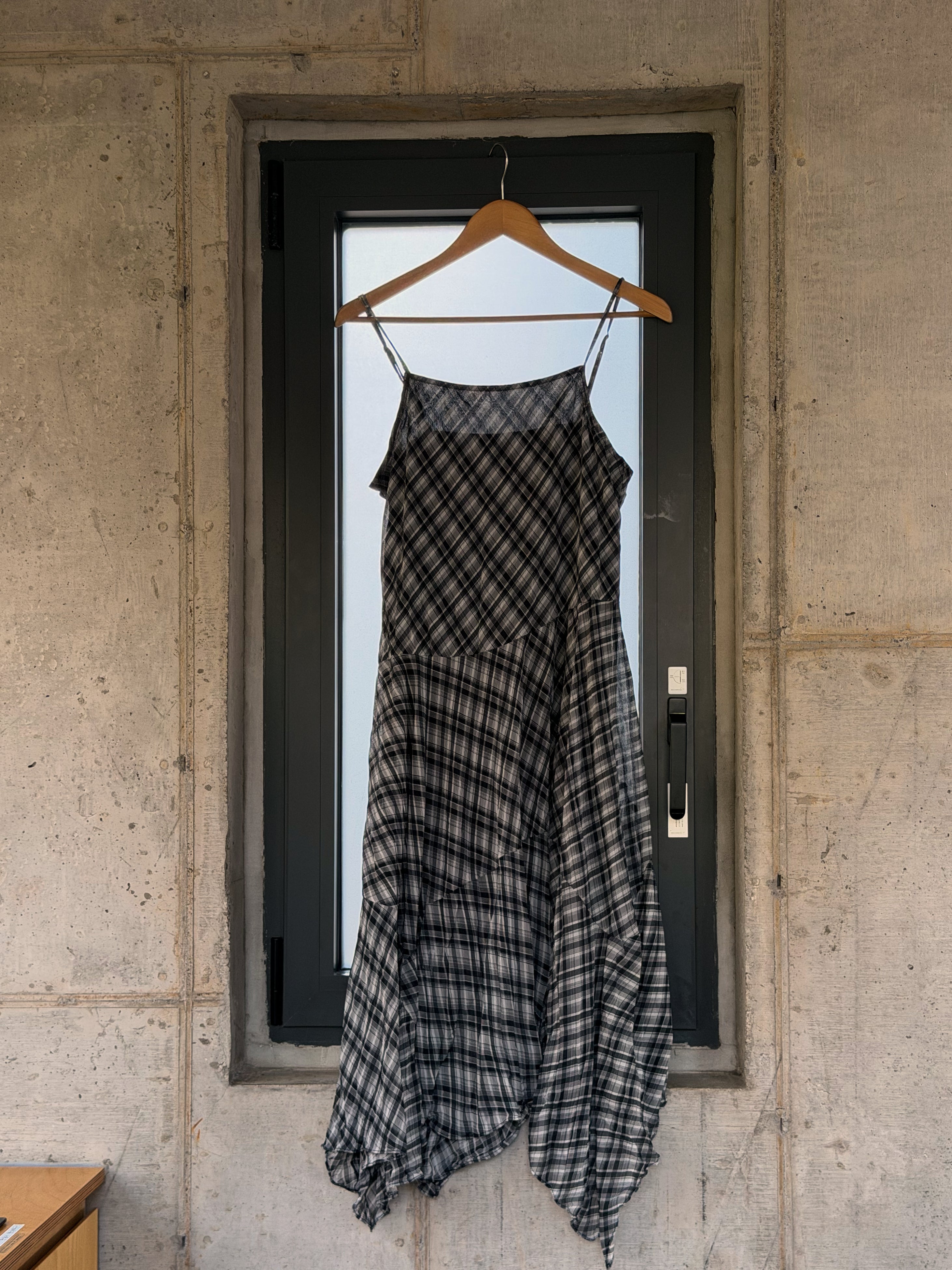 【春日韓國連線🇰🇷🌸】疊穿必備!黑白格雪紡層次飄逸吊帶長裙