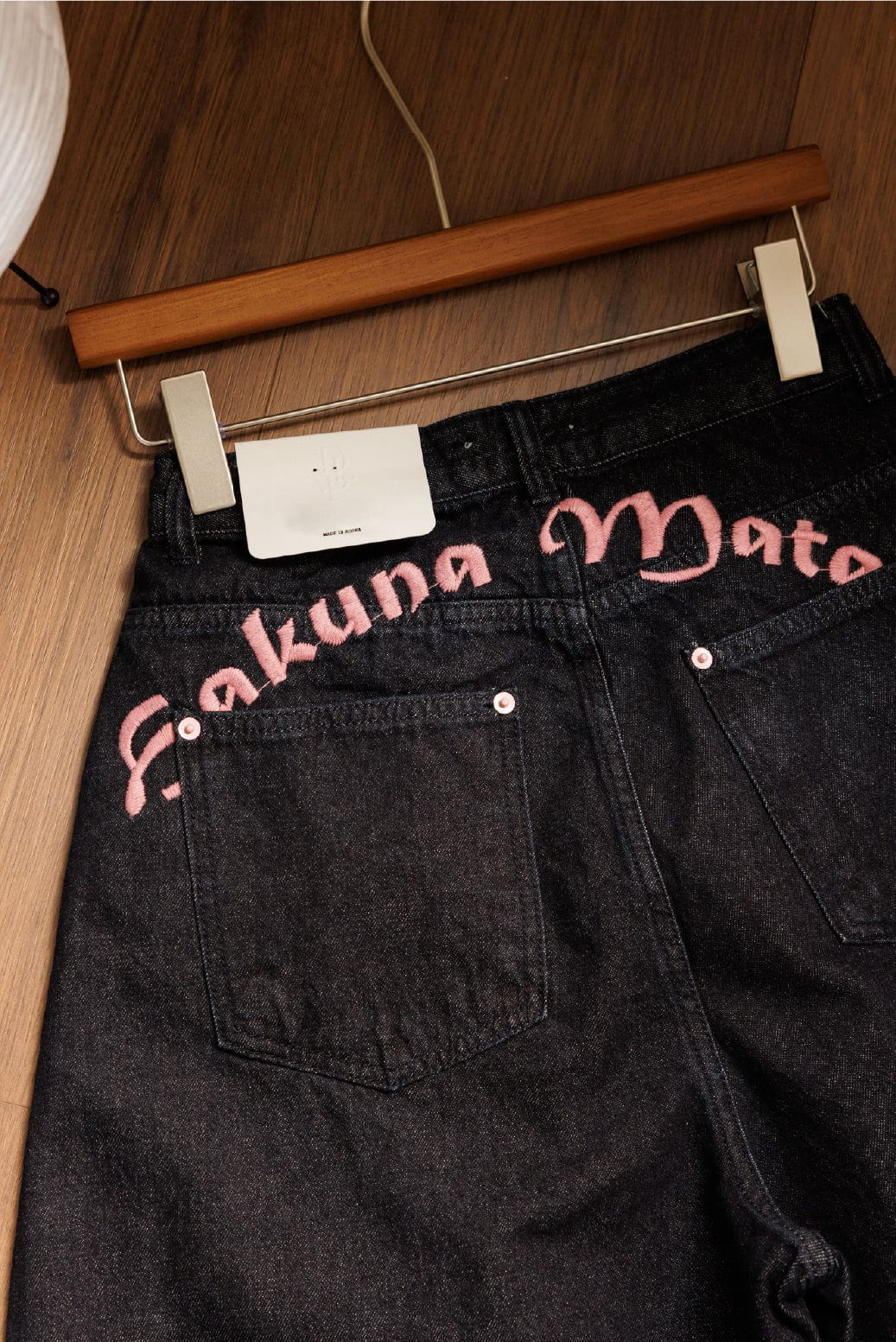 【Threads の 神褲大合集👖!】粉紅刺繡Letters錐型Jeans ⌯⁍̴̛ᴗ⁍̴̛⌯ಣ