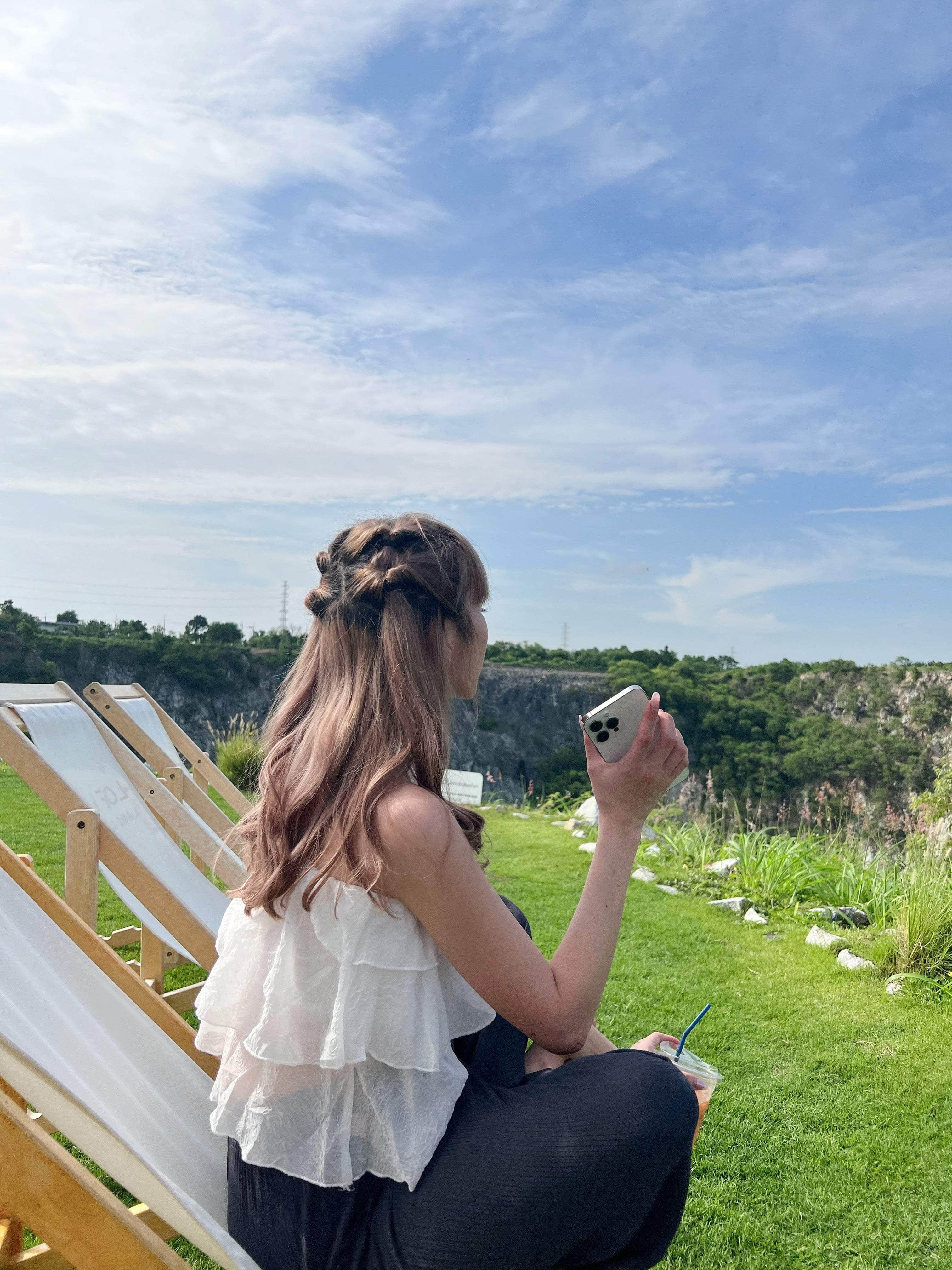 泰國服飾 白色 / 限量現貨 泰國人氣現貨🇹🇭 Jisoo Flowers top