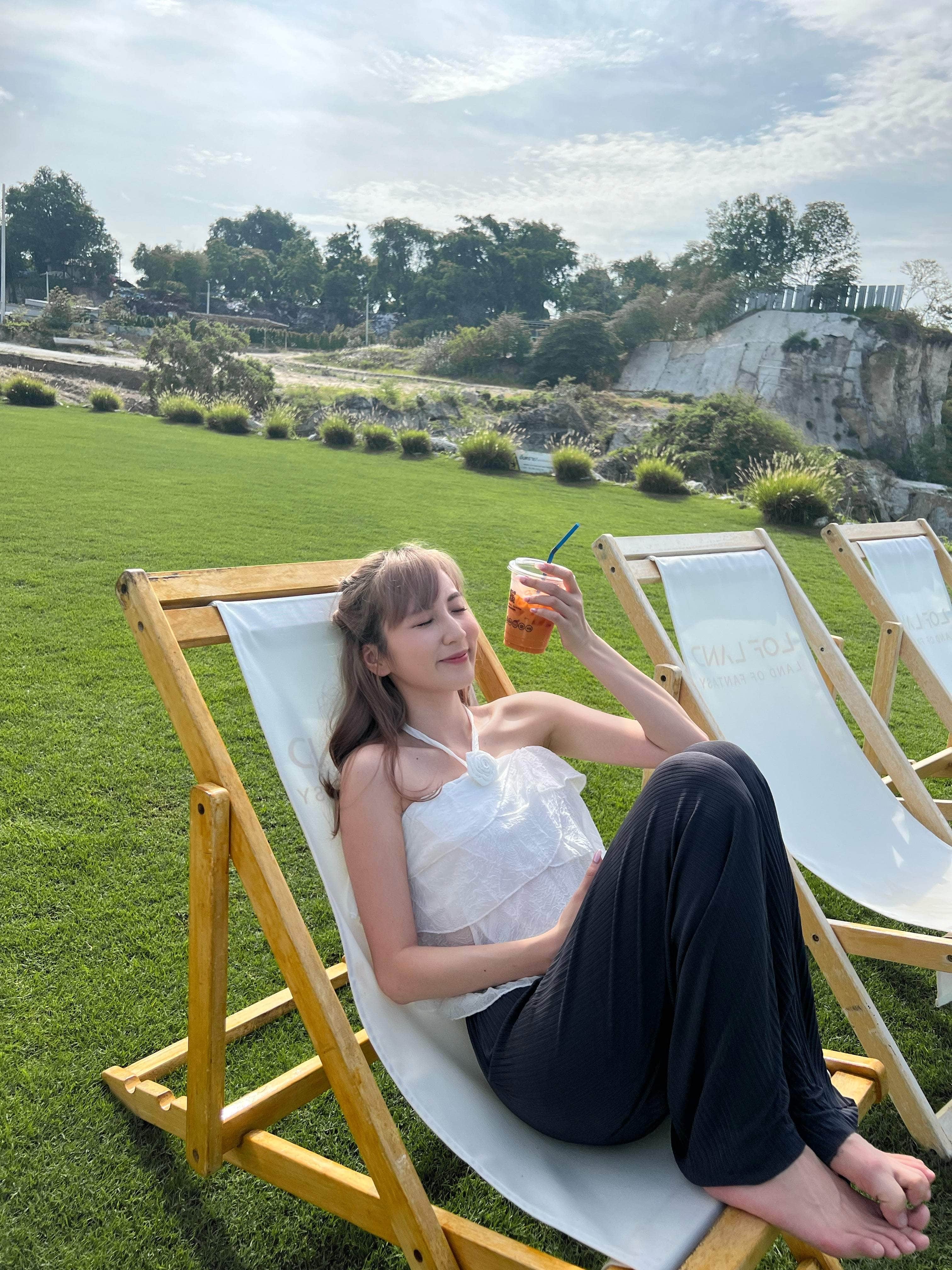 泰國服飾 白色 / 限量現貨 泰國人氣現貨🇹🇭 Jisoo Flowers top