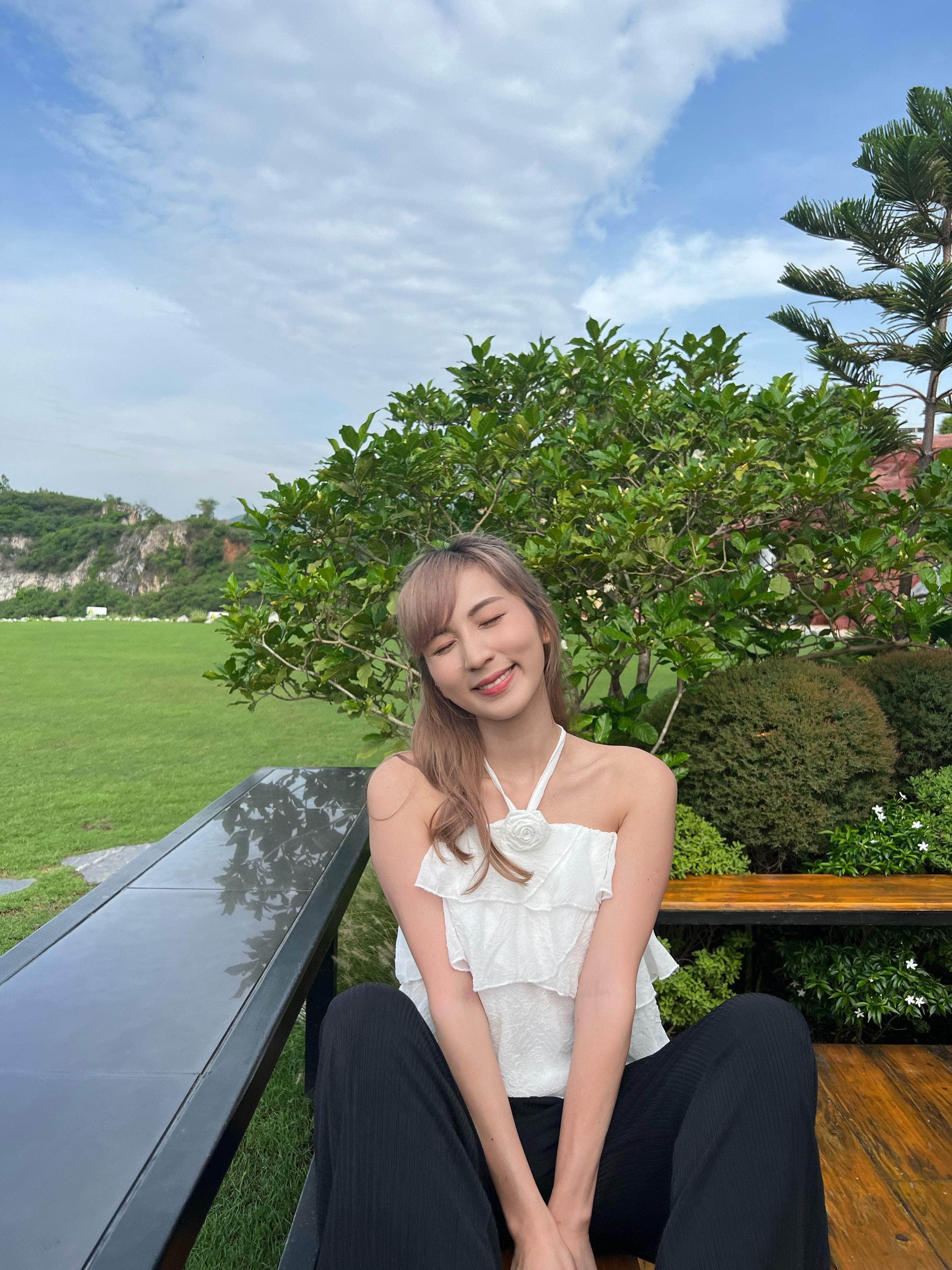 泰國服飾 白色 / 限量現貨 泰國人氣現貨🇹🇭 Jisoo Flowers top