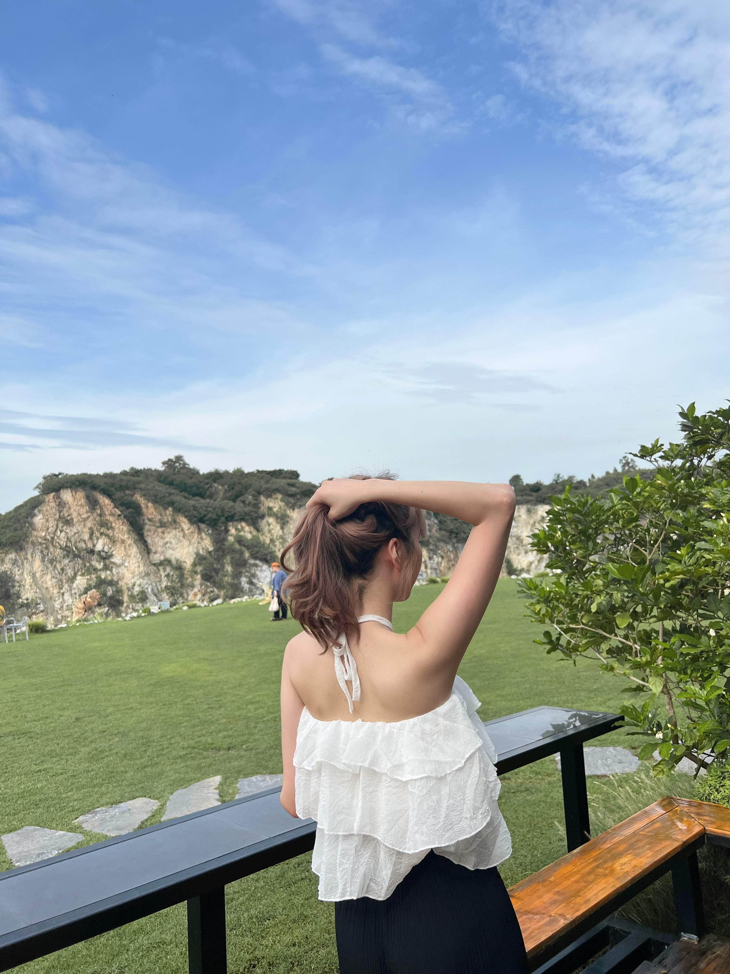 泰國服飾 泰國人氣現貨🇹🇭 Jisoo Flowers top