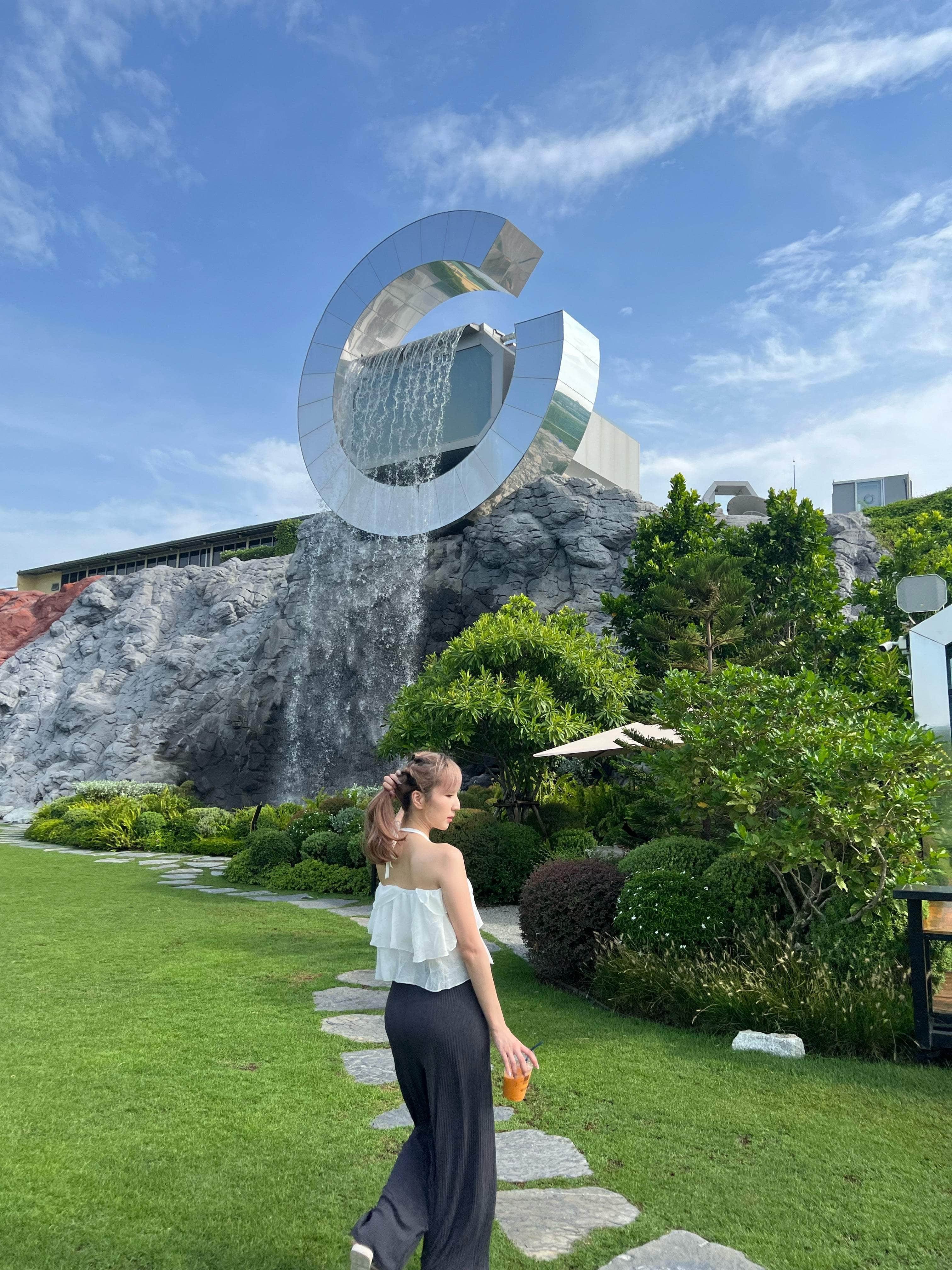 泰國服飾 白色 / 限量現貨 泰國人氣現貨🇹🇭 Jisoo Flowers top