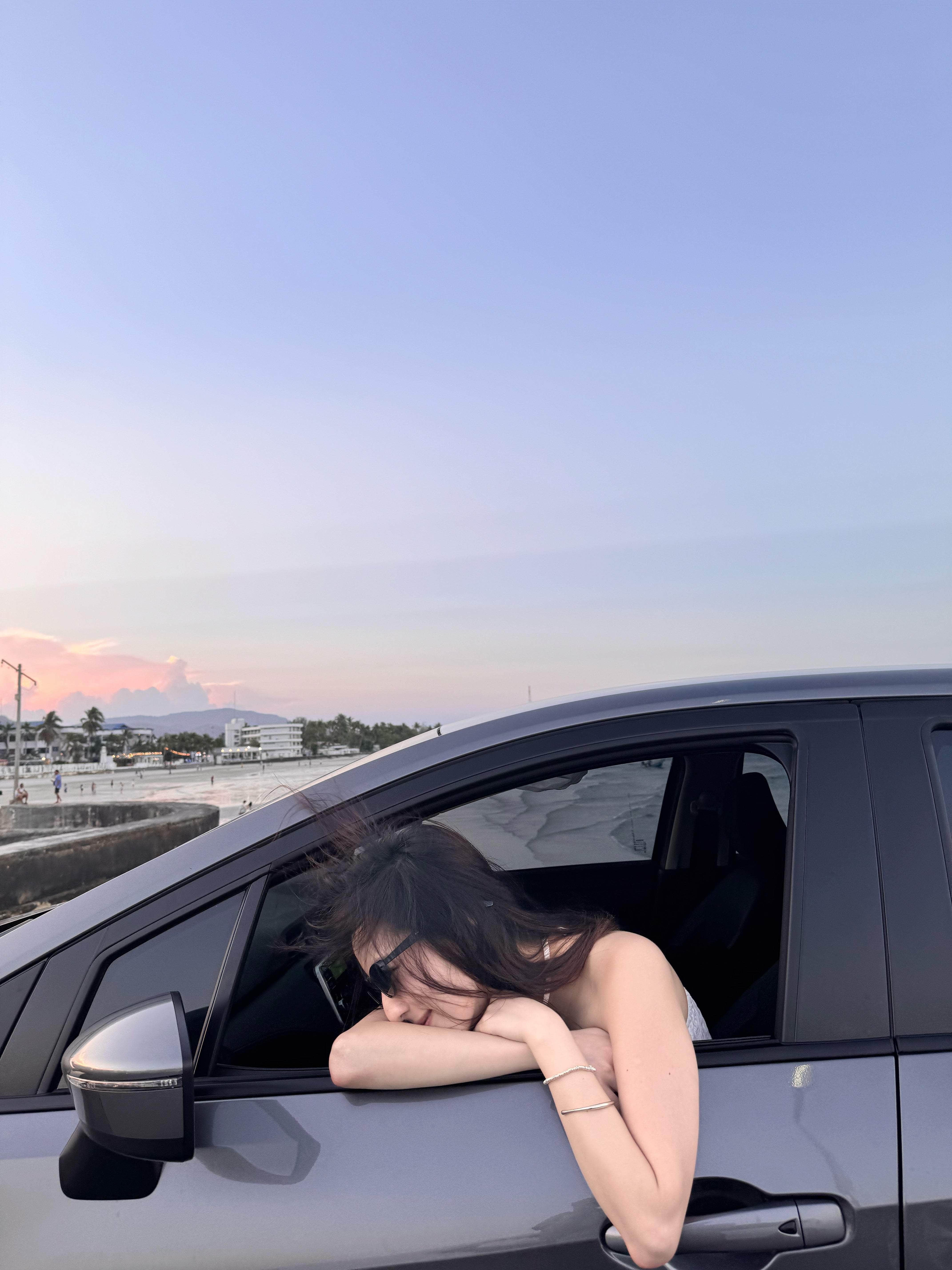 泰國服飾 黑白間暗花掛頸Top