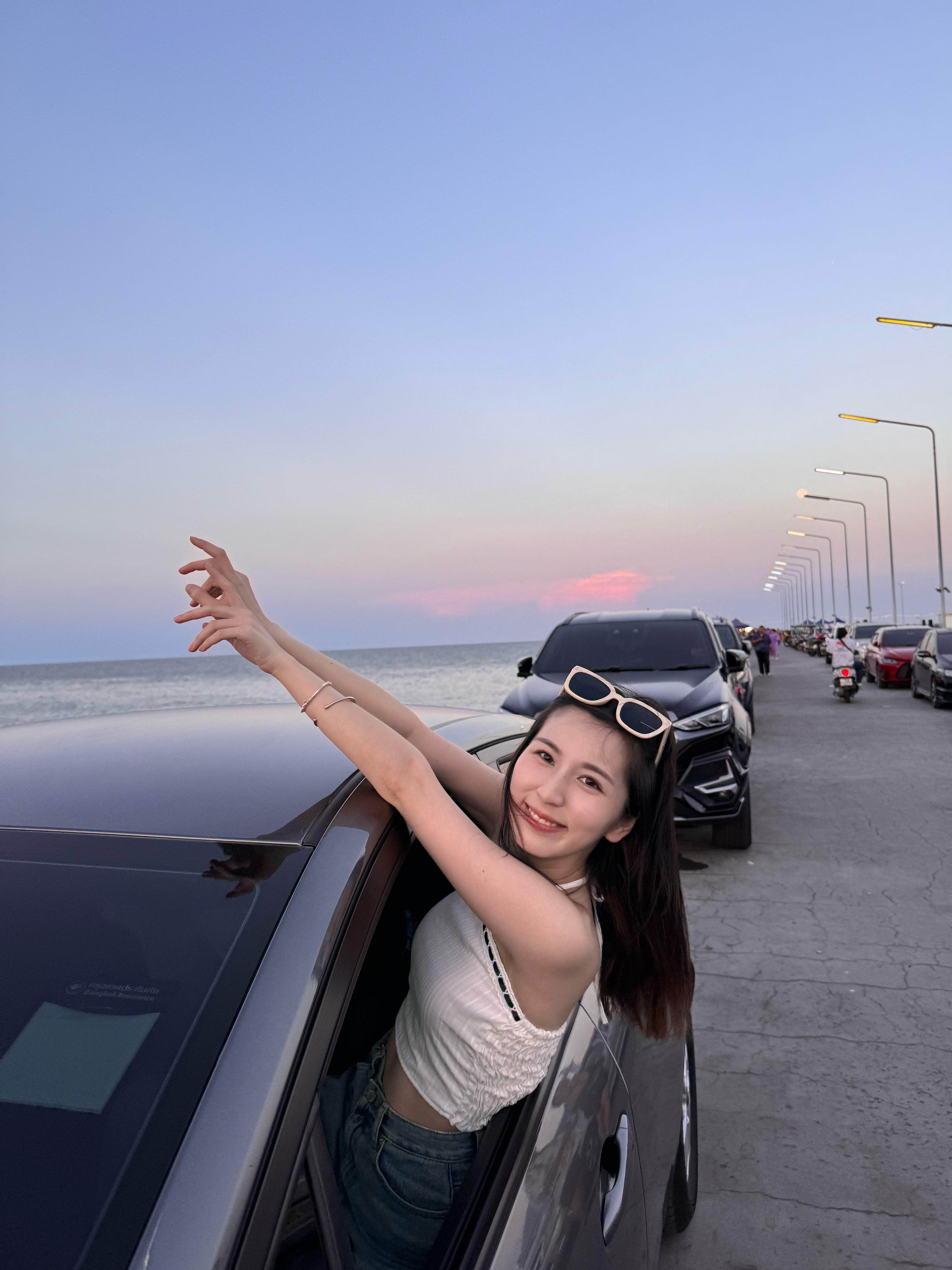 泰國服飾 黑白間暗花掛頸Top