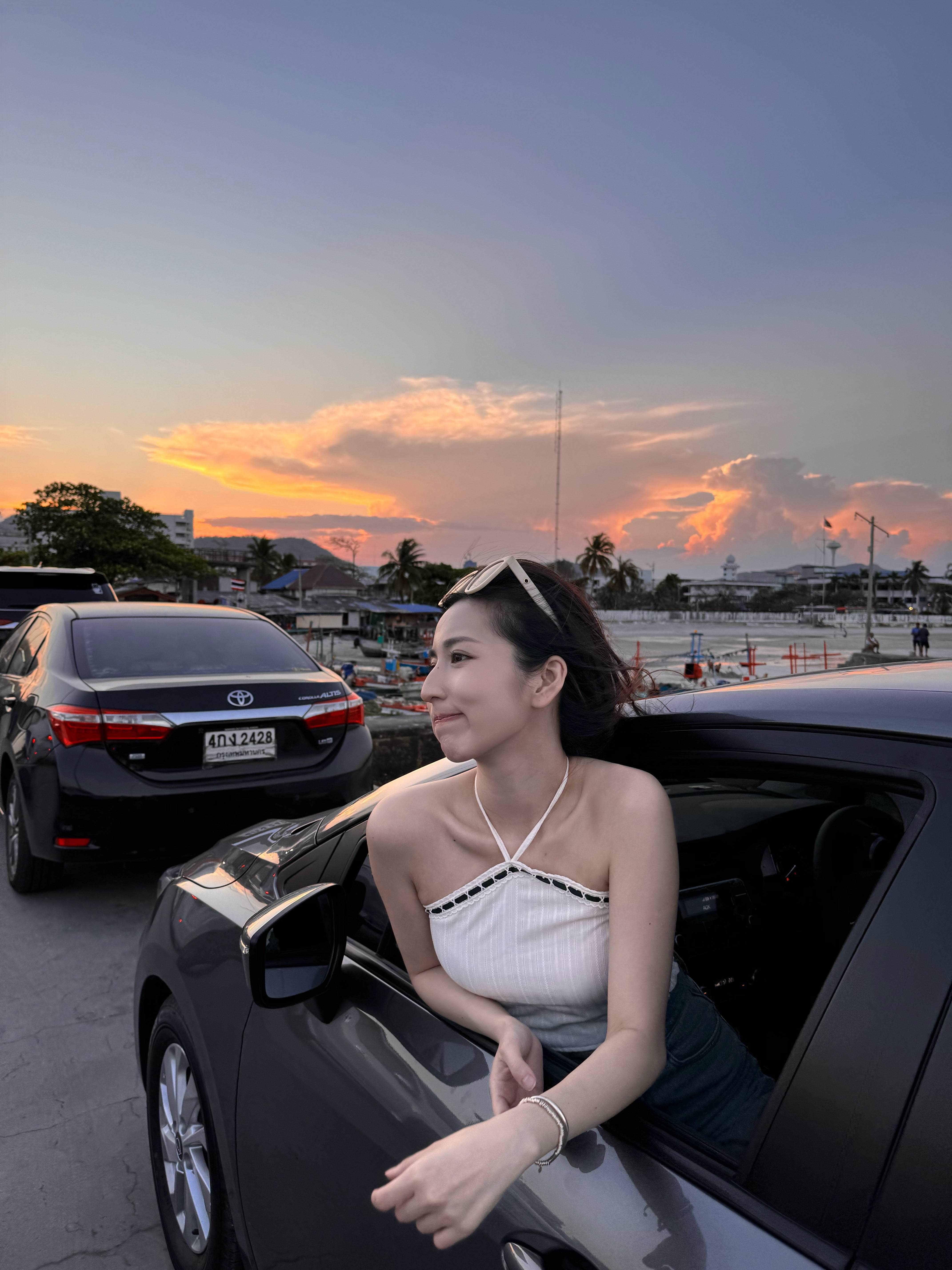 泰國服飾 黑白間暗花掛頸Top