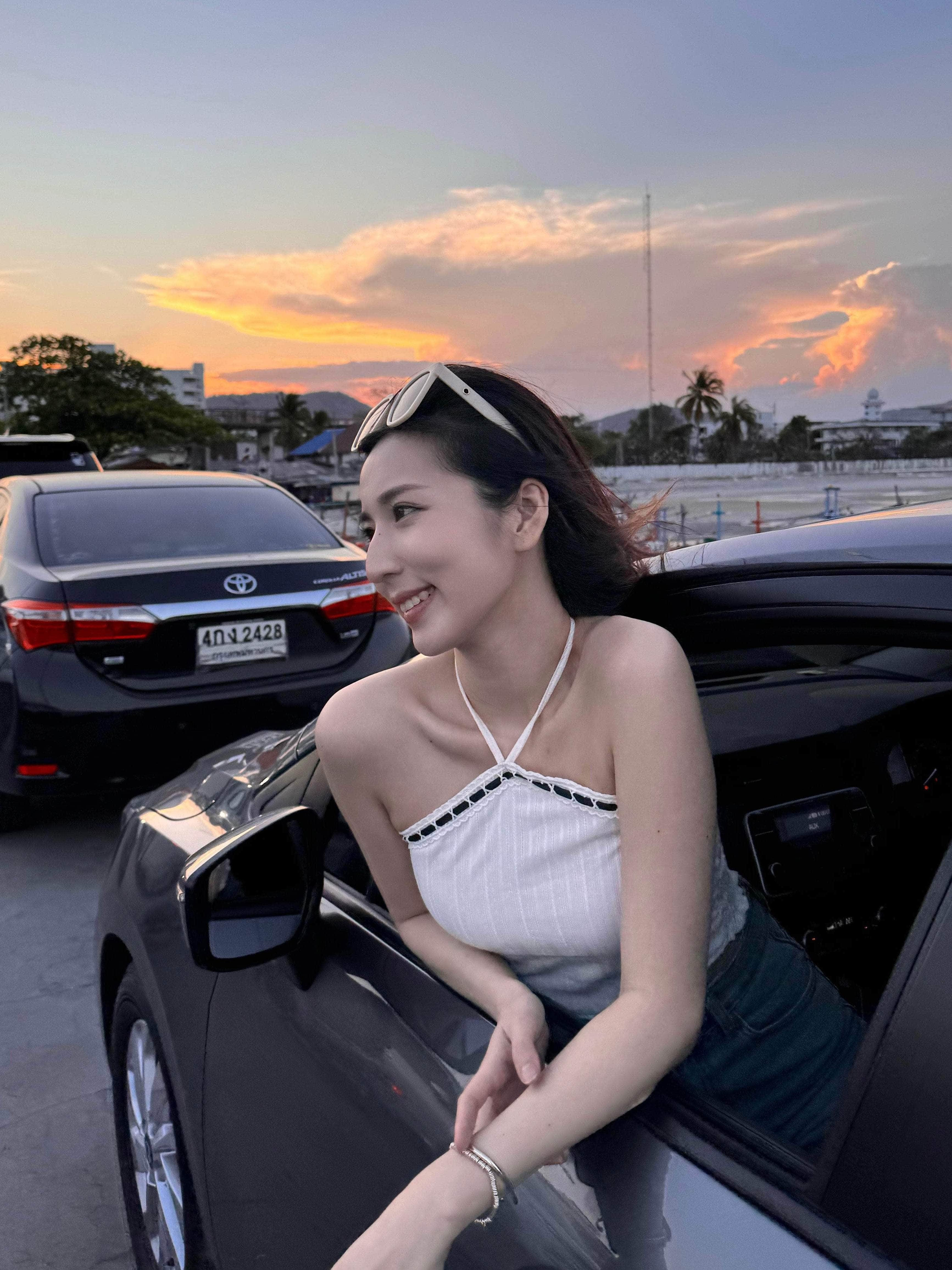 泰國服飾 【早鳥泰國連線🇹🇭🌻】黑白間暗花掛頸Top