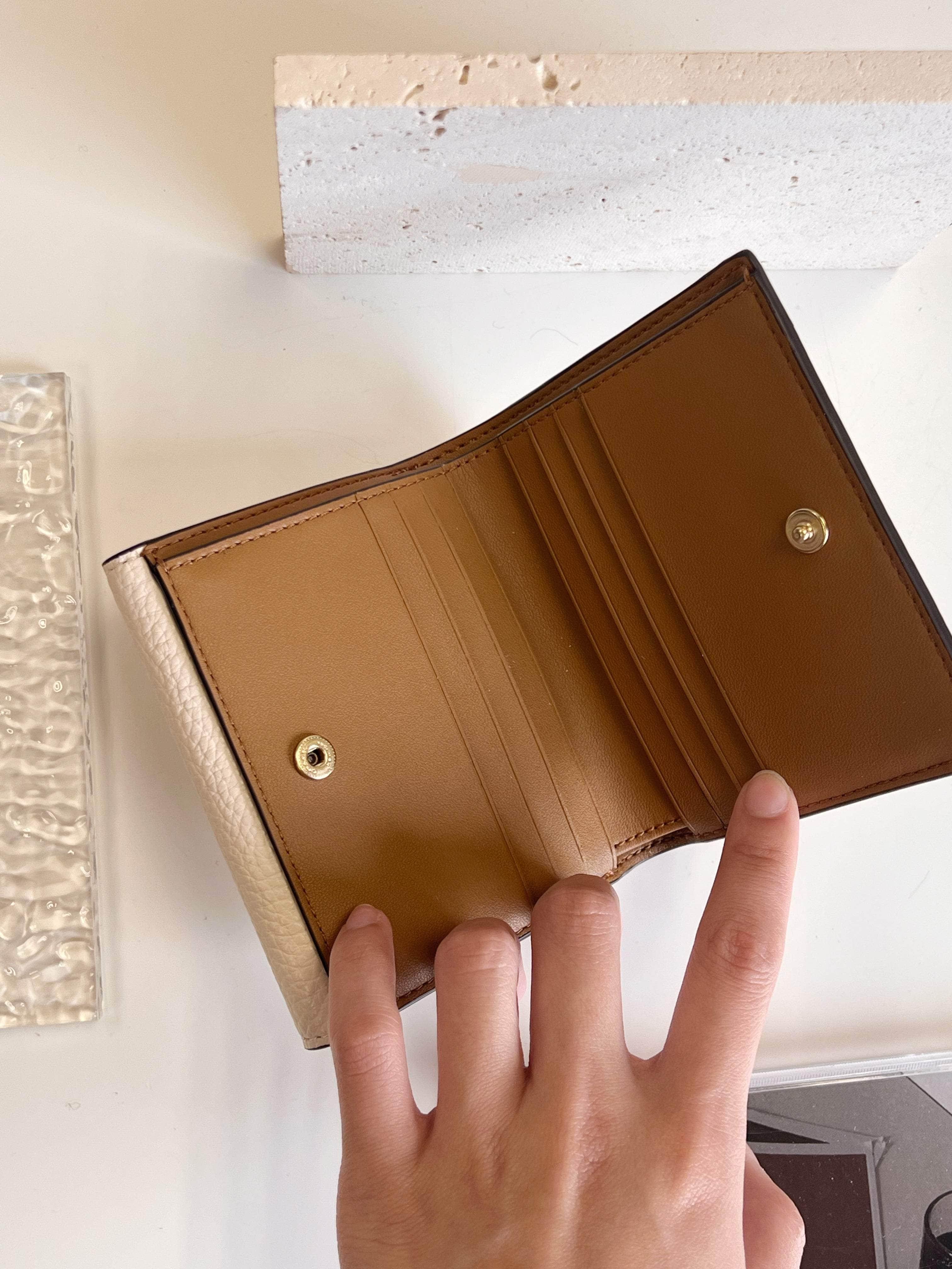 UCLOPIA HK IM/CHALK / 現貨 / 此產品不適用於信用卡或Tap & Go方式付款 COACH Georgie small wallet 象牙白