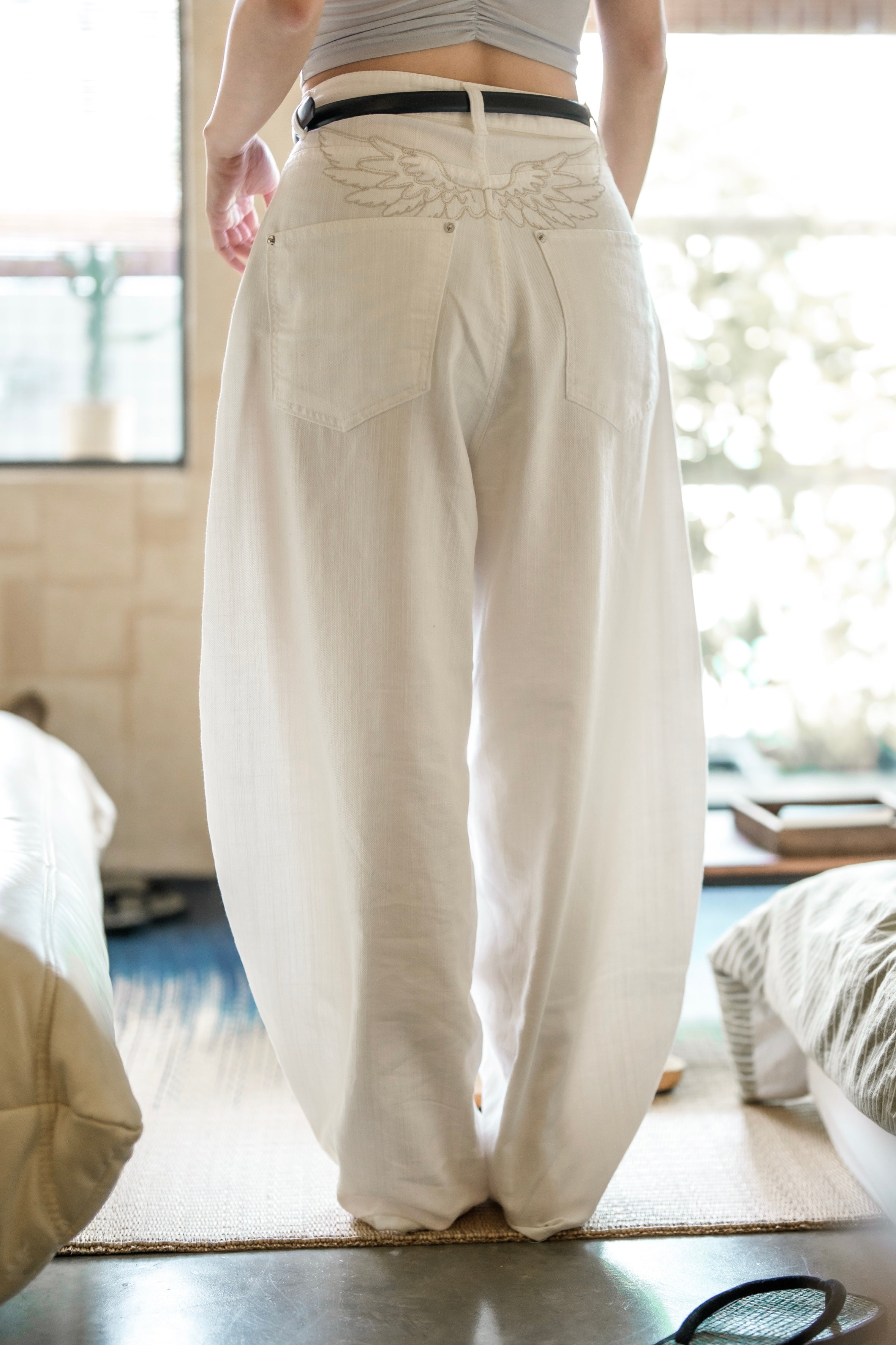 《 一連八日 夏末の最後新品🍧 𝗗𝗔𝗬 𝟳 》Silver Wings 白色彎刀牛仔褲