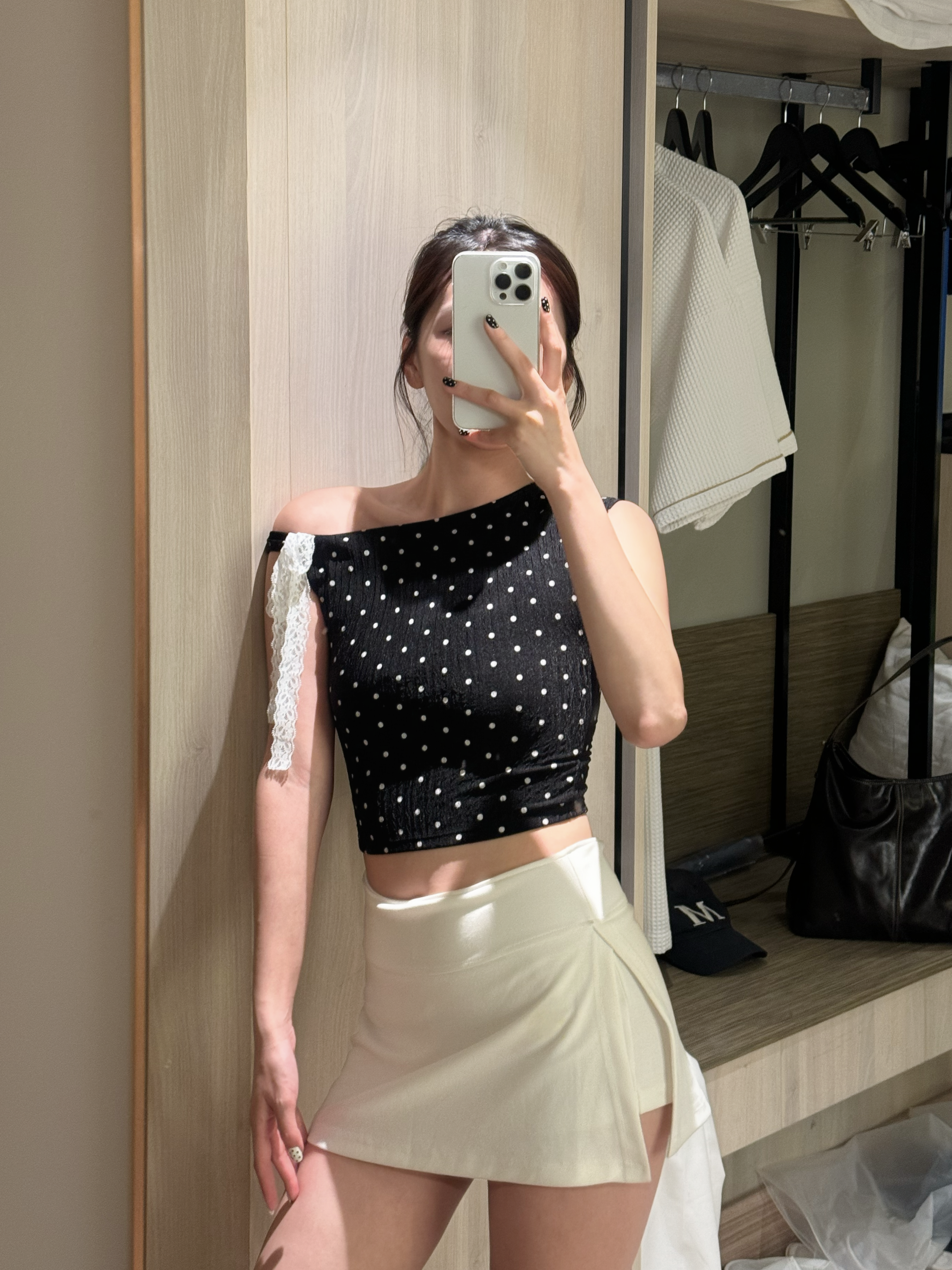 【泰國親身搜羅現貨🇹🇭】$99 B&W Dotsss Collection｜黑白波點Lace斜肩綁帶Top［兩色入］