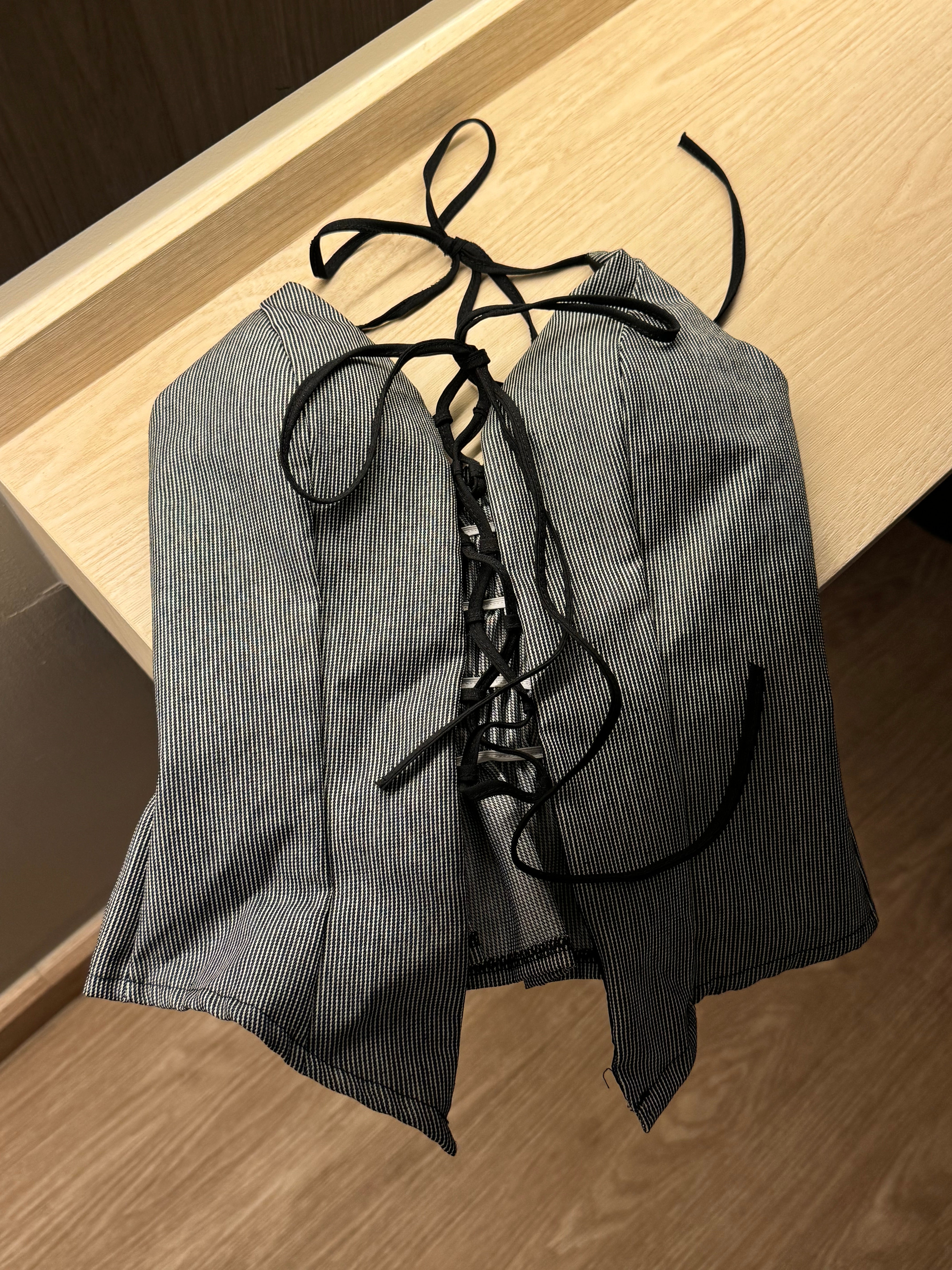 小性感🤫黑白間條交叉開胸Top - 有Pad !