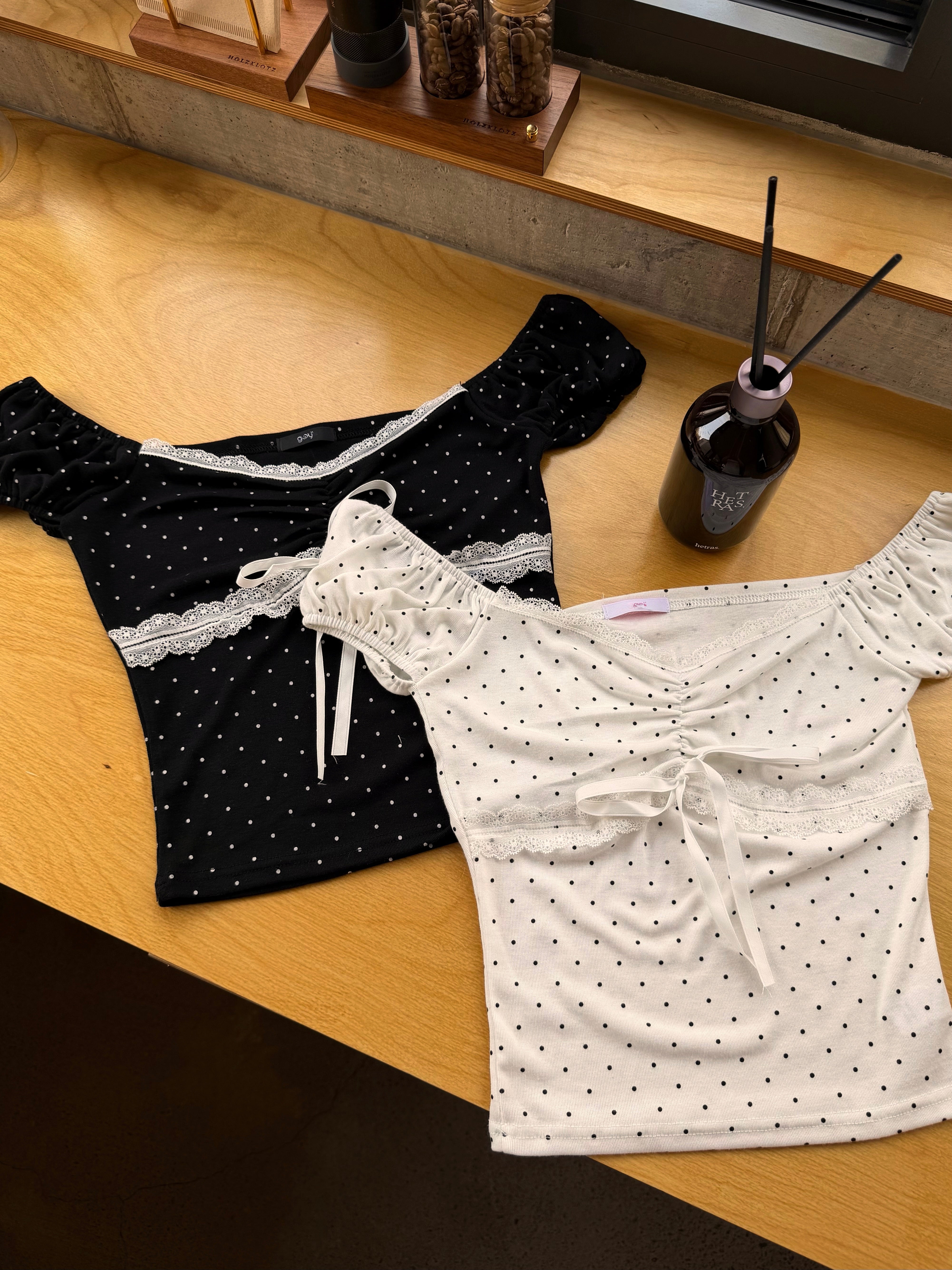 【春日韓國連線🇰🇷🌸】一眼心動 💖 Dot and Lace Girly Top［兩色入］￼