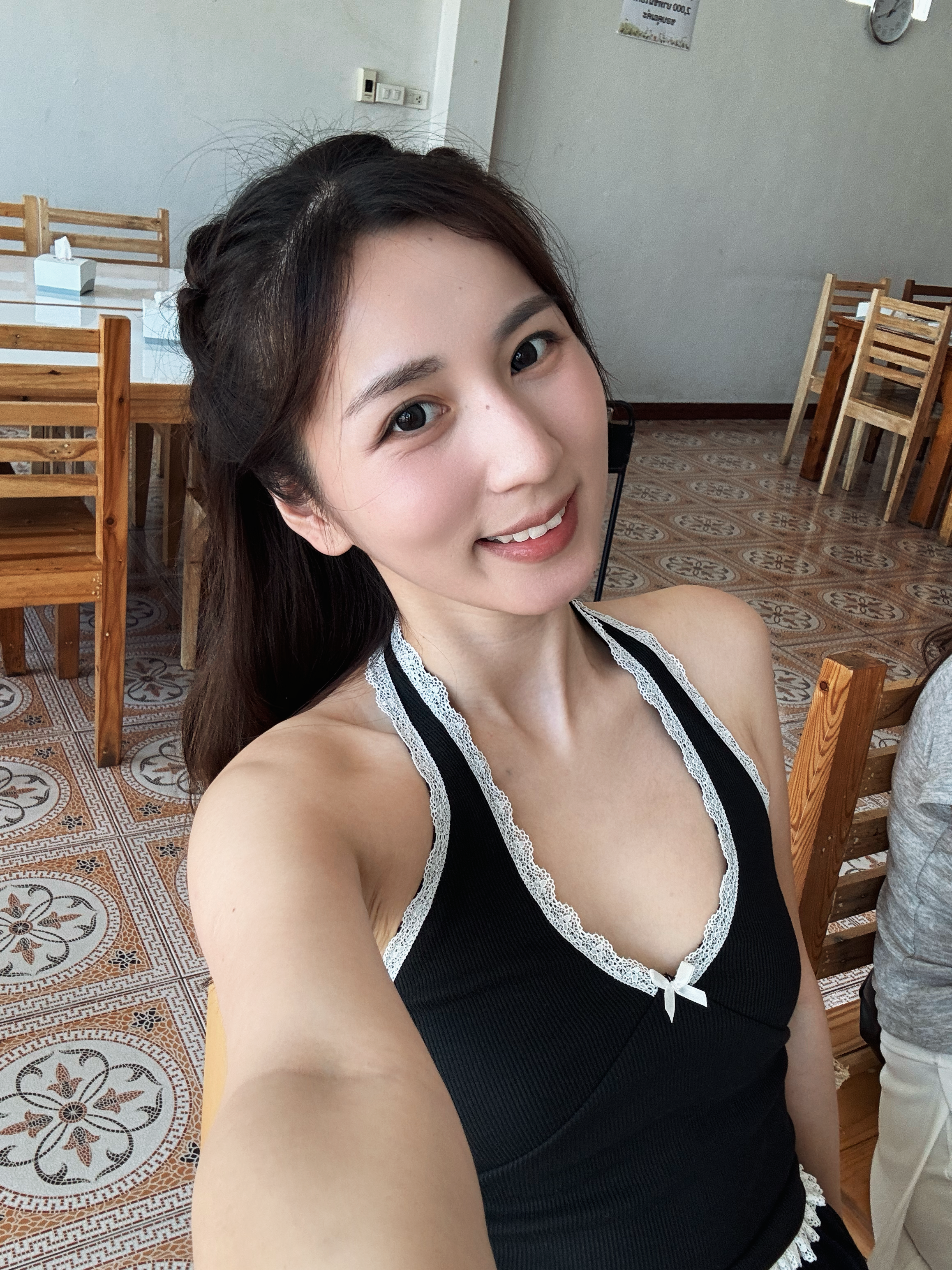 【🇹🇭泰國連線最終回 #4】$99 Sweet Hot Top｜Lace邊V領掛頸上衣［兩色入］