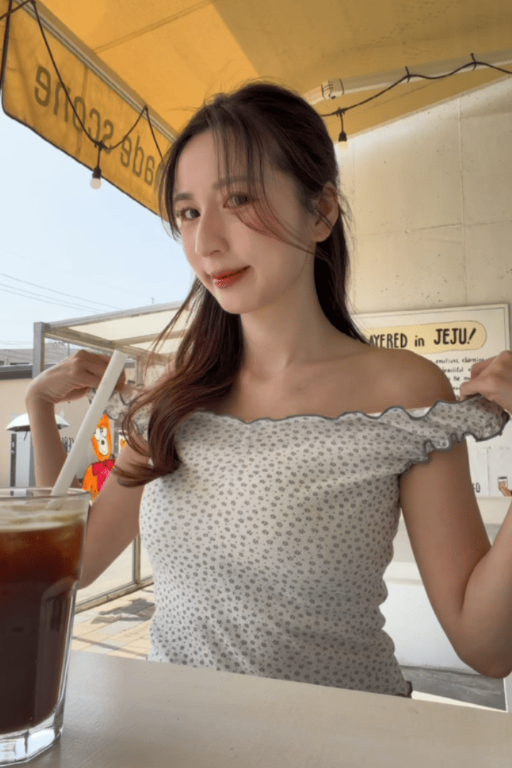 【 韓國親身搜羅系列｜Summer Vol.1 🍧 】超彈性！小藍花拼色邊邊小上衣