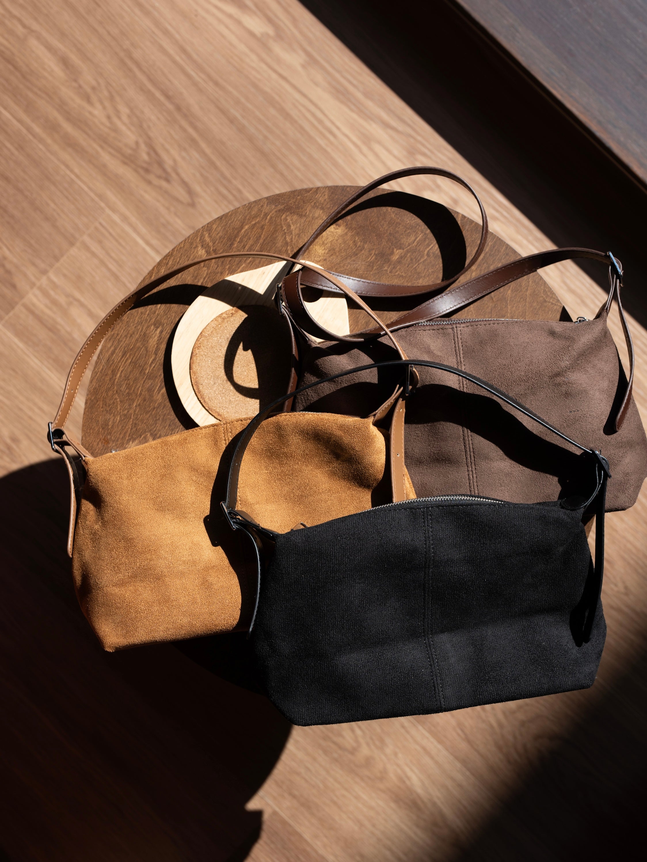 【秋冬的連線🍁】【購物滿$1000即可以$99加購】2-ways簡約猄皮拉鍊餃子袋［三色入］