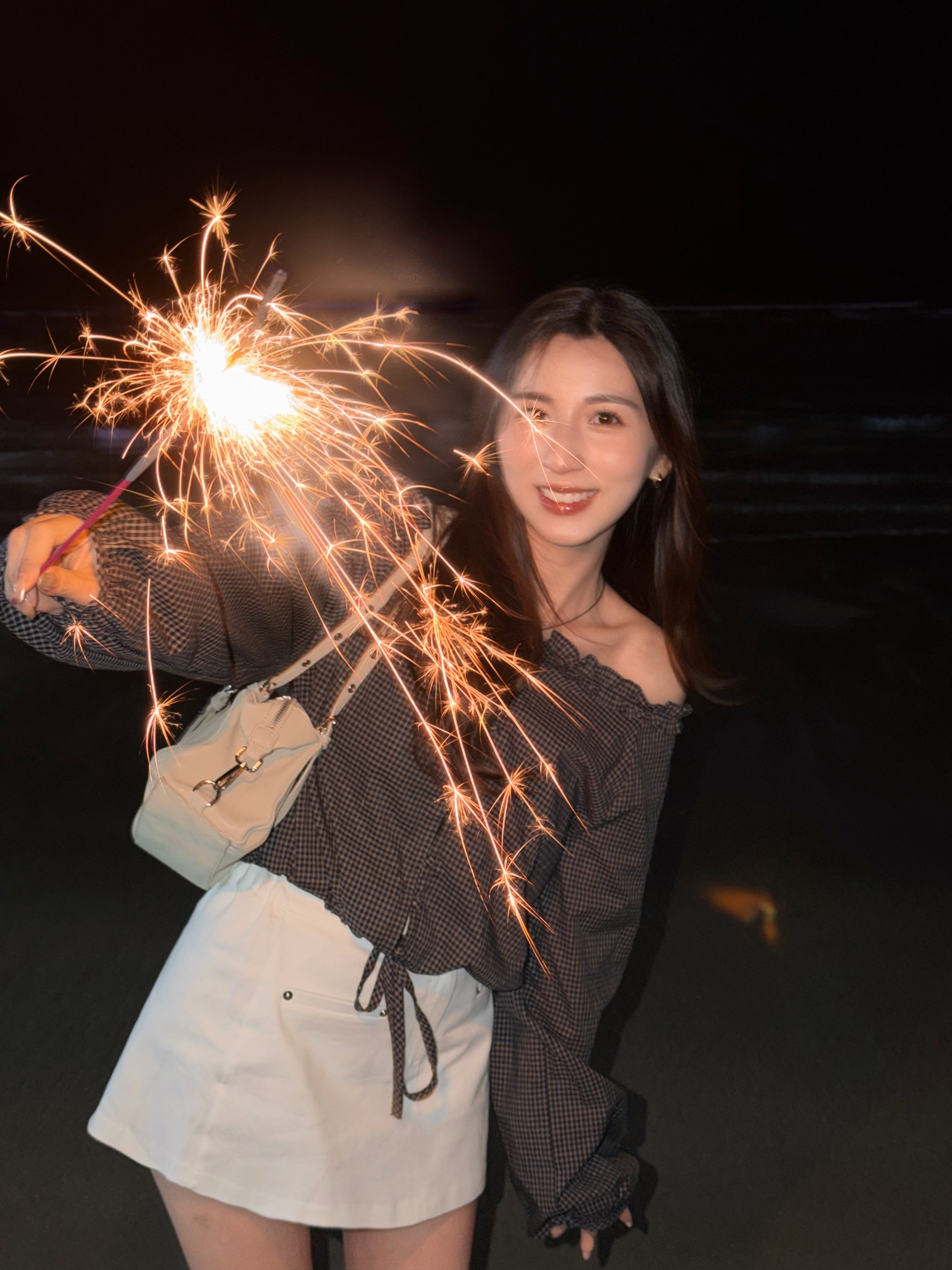 【春日韓國連線🇰🇷🌸】精緻細節滿分！深藍白色格仔一字薄襯衫￼￼