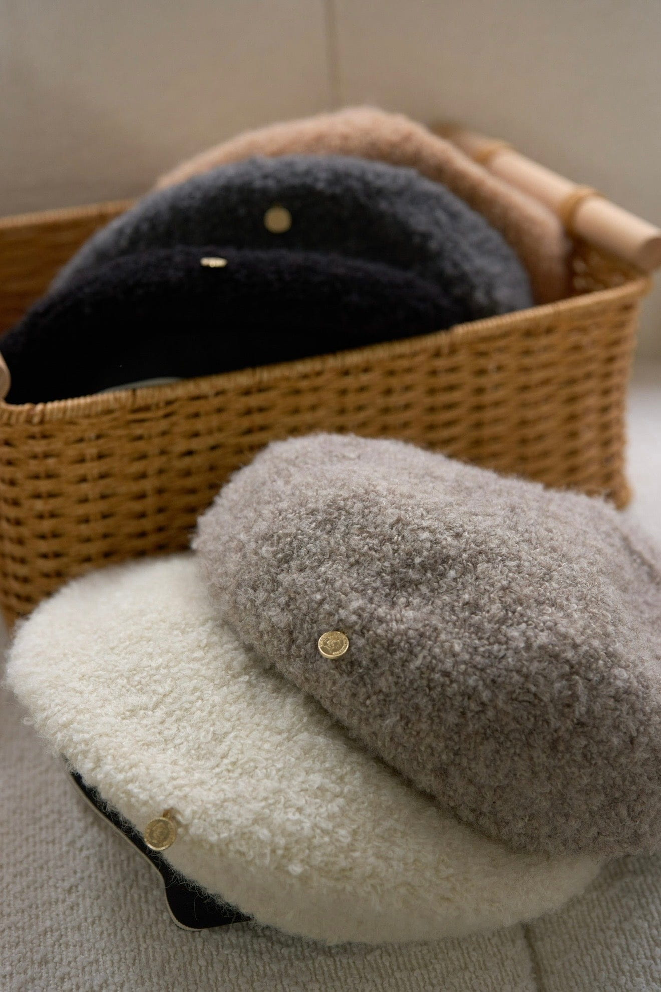 【 歷屆最精彩！$99震撼價❗️#37 】粒粒絨毛金扣畫家貝雷帽［五色入］| Staff’s Pick 💃🏻