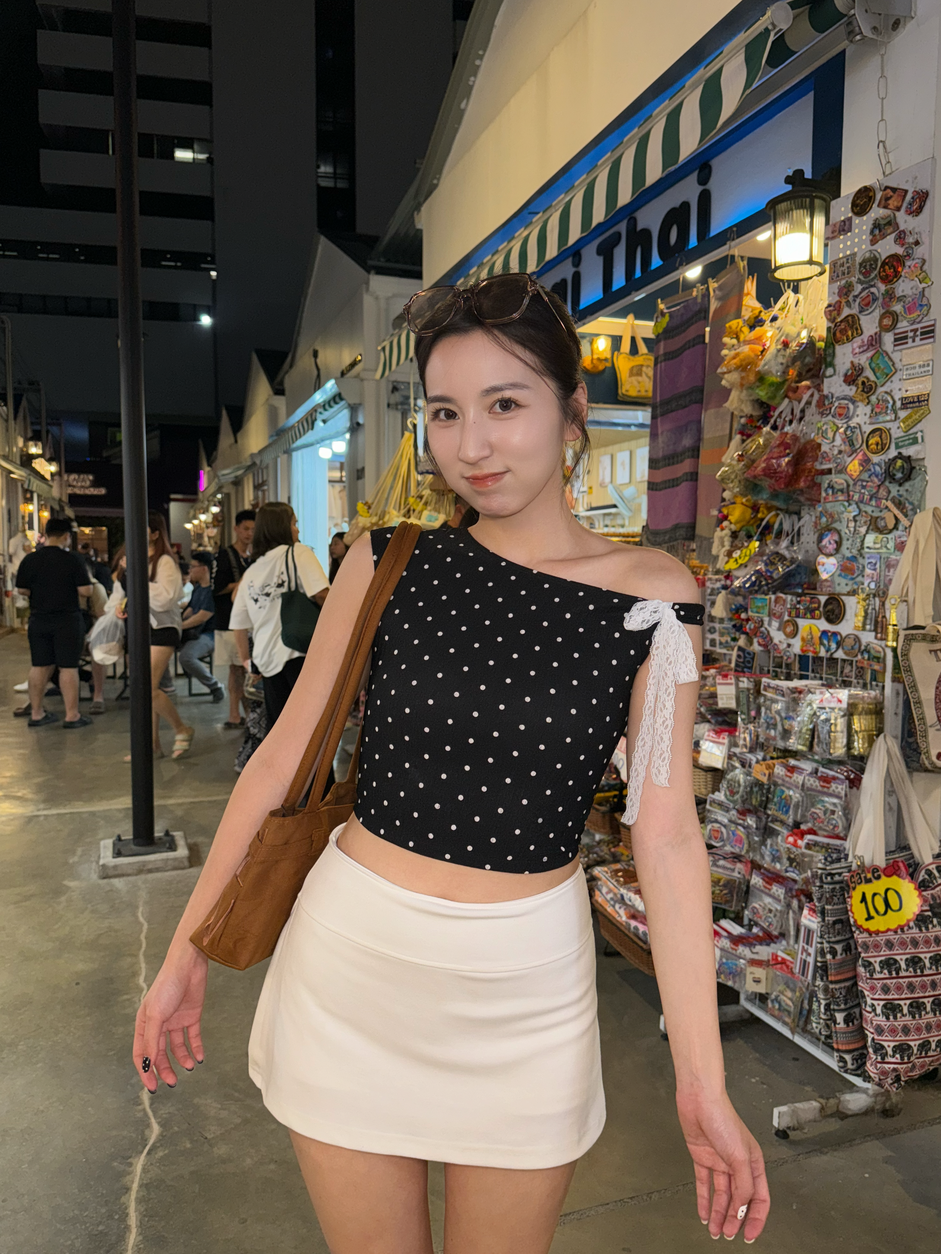 【泰國親身搜羅現貨🇹🇭】$99 B&W Dotsss Collection｜黑白波點Lace斜肩綁帶Top［兩色入］