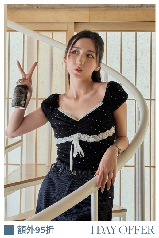 【春日韓國連線🇰🇷🌸】一眼心動 💖 Dot and Lace Girly Top［兩色入］￼