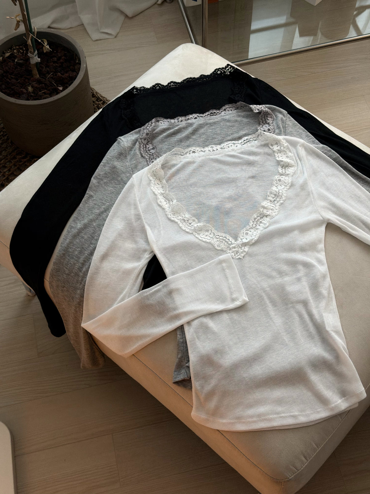 Deep-V Lace Long-sleeve Top［三色入］