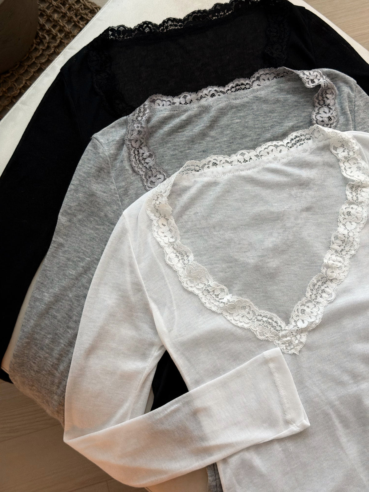 Deep-V Lace Long-sleeve Top［三色入］