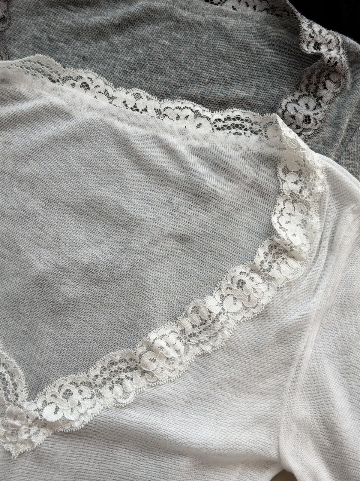 Deep-V Lace Long-sleeve Top［三色入］