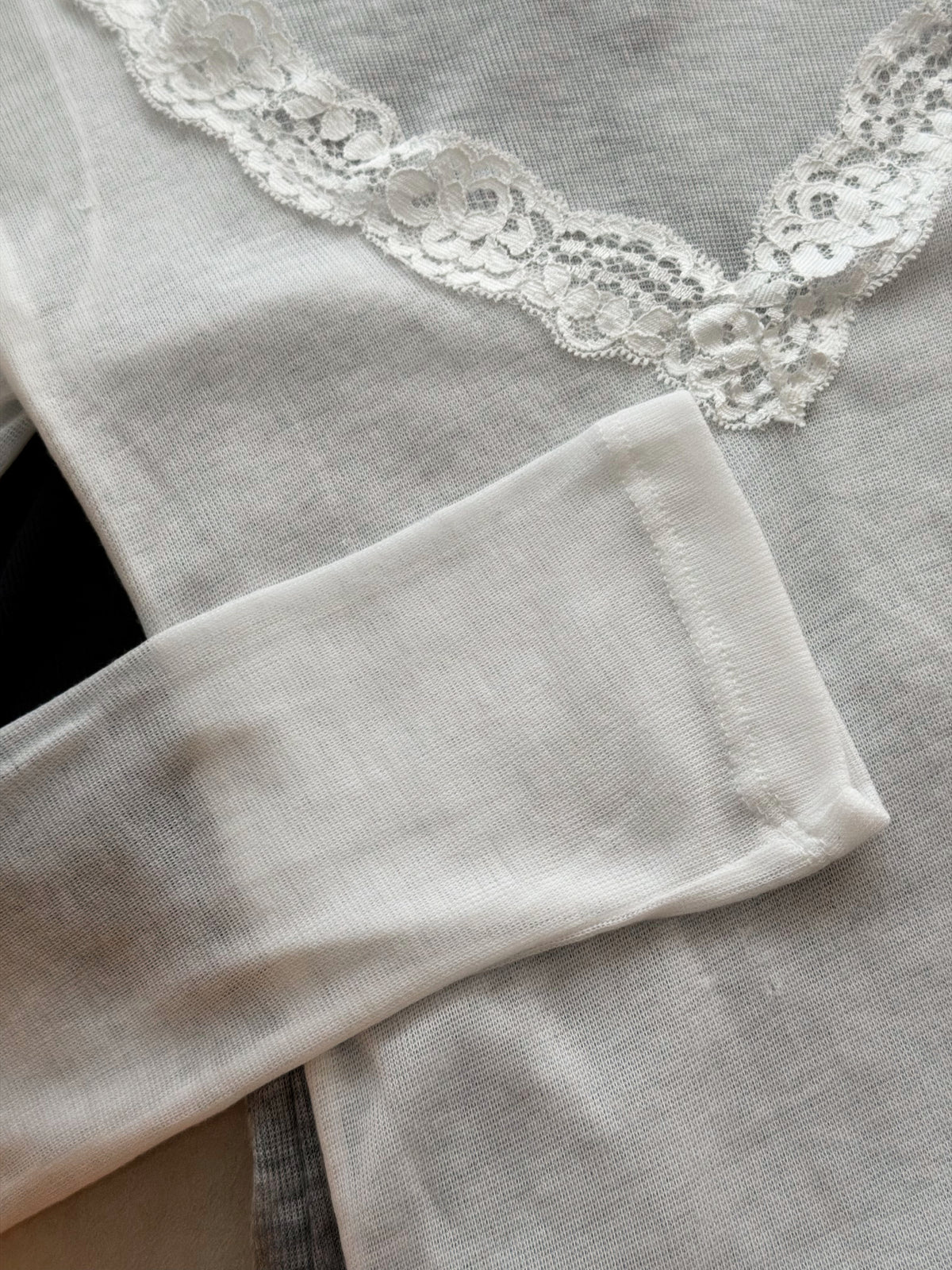 Deep-V Lace Long-sleeve Top［三色入］