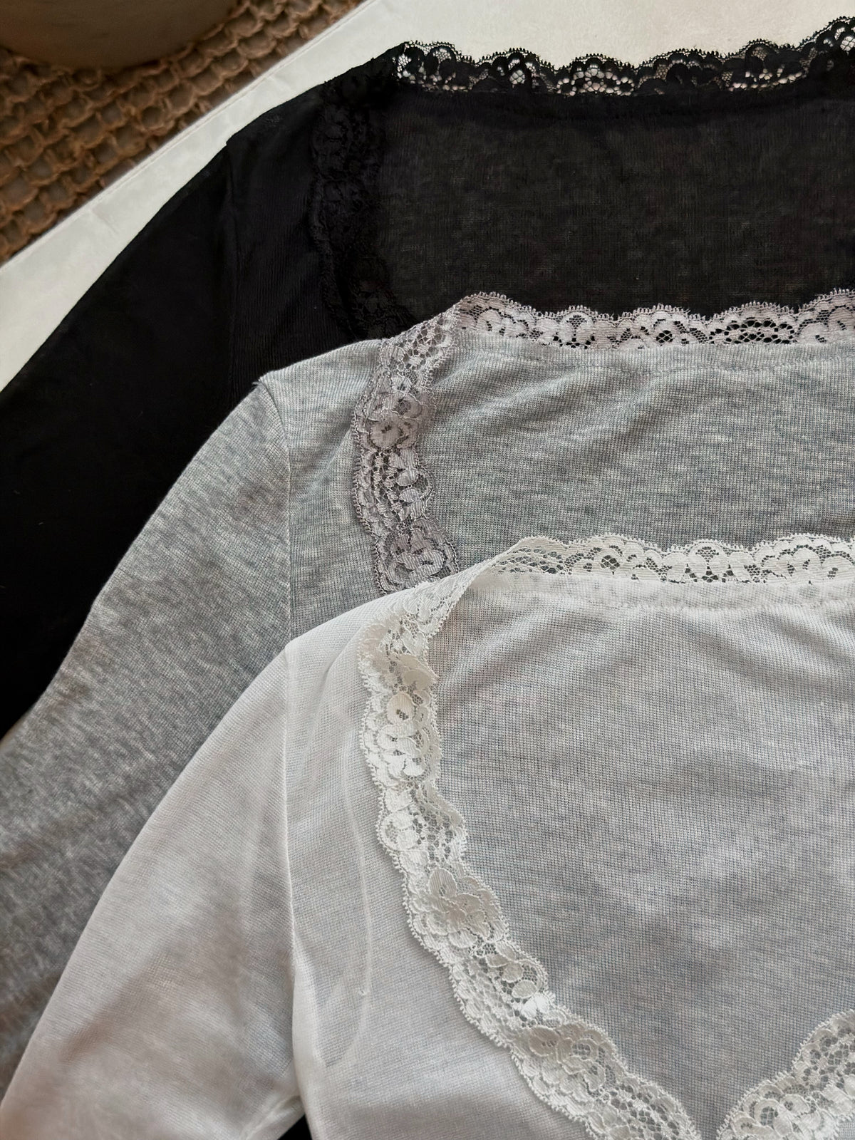 Deep-V Lace Long-sleeve Top［三色入］
