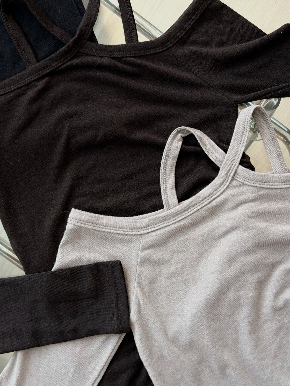 Crossing Neck Slim Top［三色入］